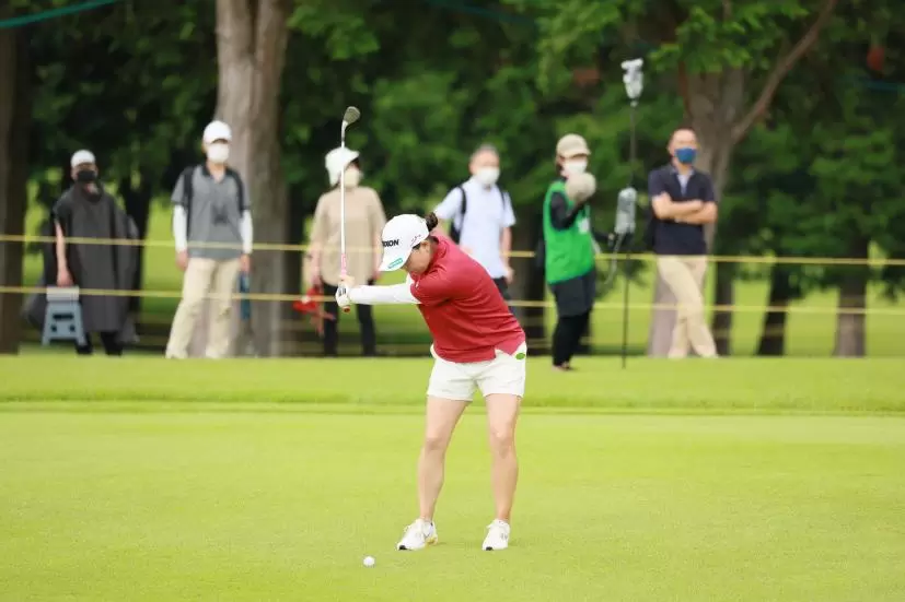 勝みなみのウェッジスイング（正面）連続写真【CATレディス2022】