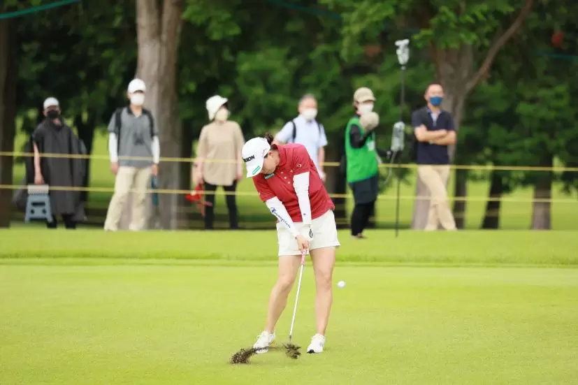 勝みなみのウェッジスイング（正面）連続写真【CATレディス2022】