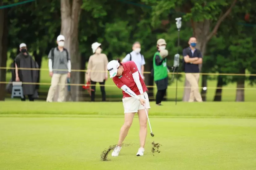 勝みなみのウェッジスイング（正面）連続写真【CATレディス2022】