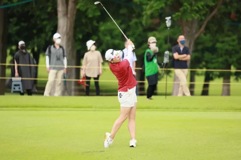 勝みなみのウェッジスイング（正面）連続写真【CATレディス2022】