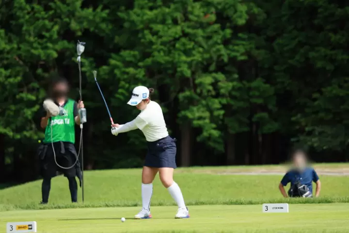 山下美夢有のアイアンスイング（斜め前方）連続写真【CATレディス2022】