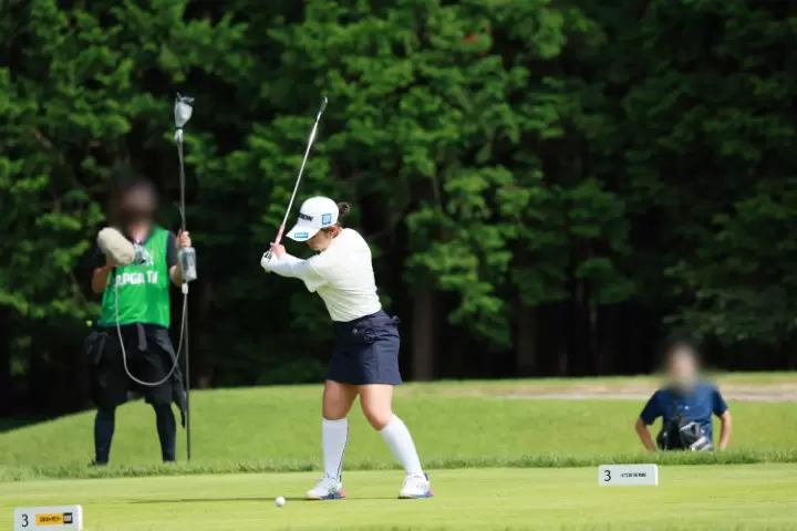 山下美夢有のアイアンスイング（斜め前方）連続写真【CATレディス2022】