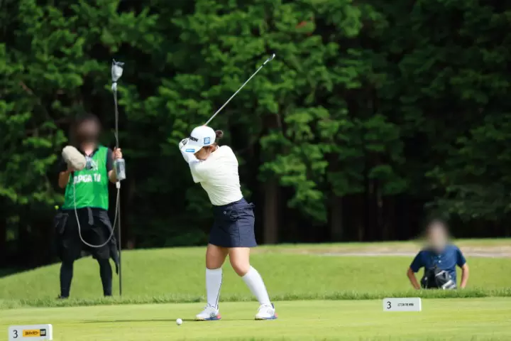 山下美夢有のアイアンスイング（斜め前方）連続写真【CATレディス2022】