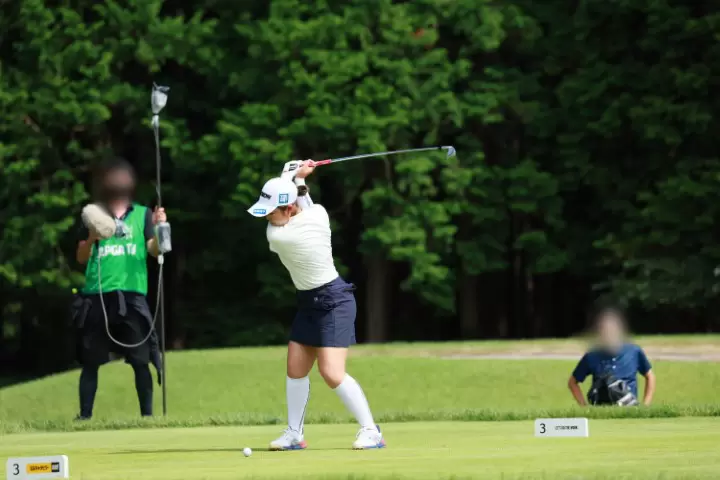 山下美夢有のアイアンスイング（斜め前方）連続写真【CATレディス2022】