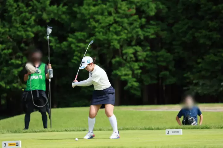 山下美夢有のアイアンスイング（斜め前方）連続写真【CATレディス2022】