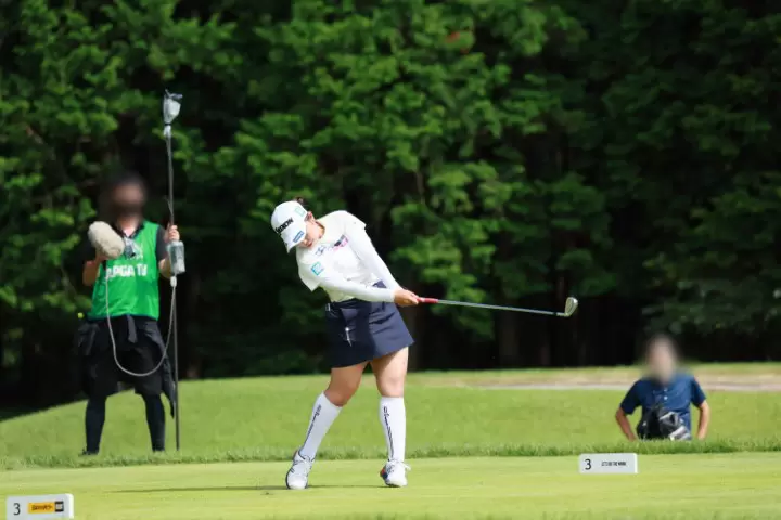 山下美夢有のアイアンスイング（斜め前方）連続写真【CATレディス2022】