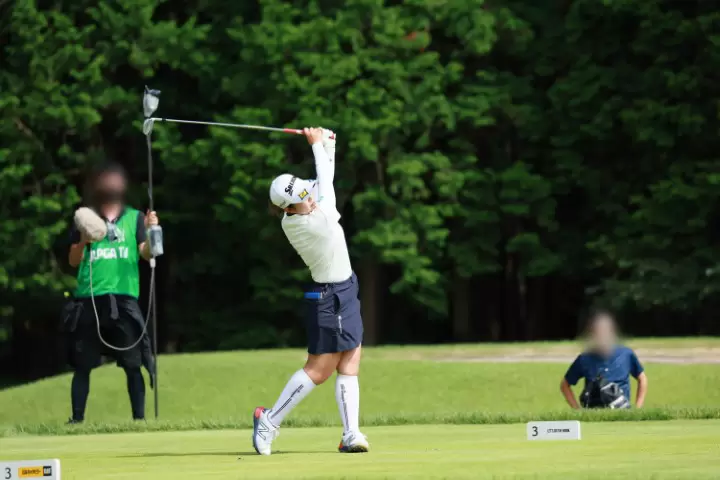 山下美夢有のアイアンスイング（斜め前方）連続写真【CATレディス2022】