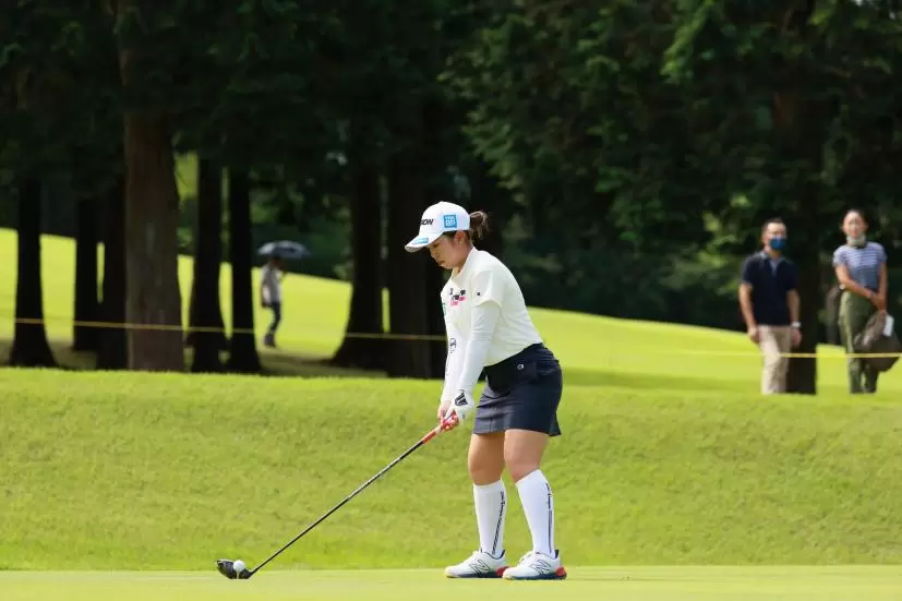 山下美夢有のドライバースイング（斜め前方）連続写真【CATレディス2022】