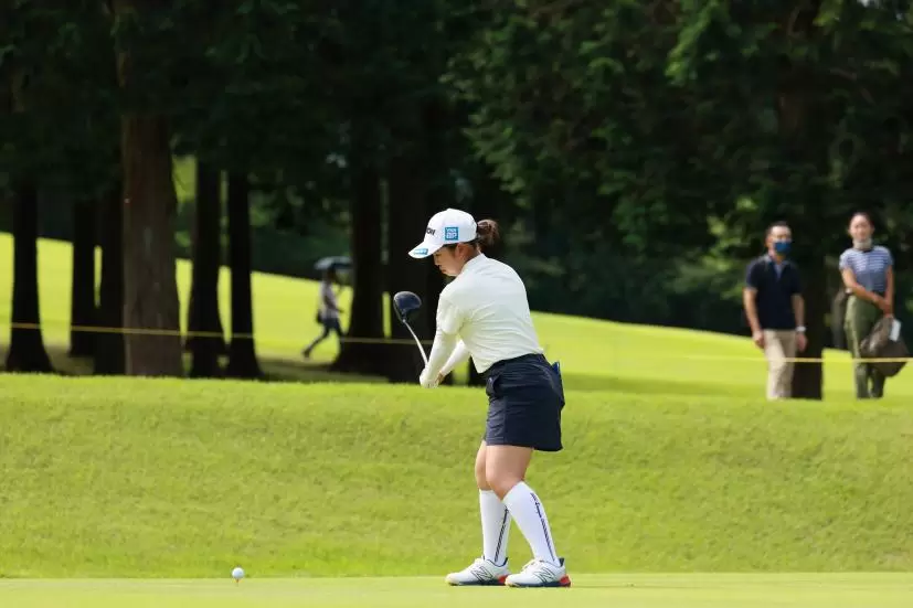 山下美夢有のドライバースイング（斜め前方）連続写真【CATレディス2022】