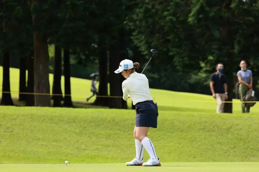 山下美夢有のドライバースイング（斜め前方）連続写真【CATレディス2022】