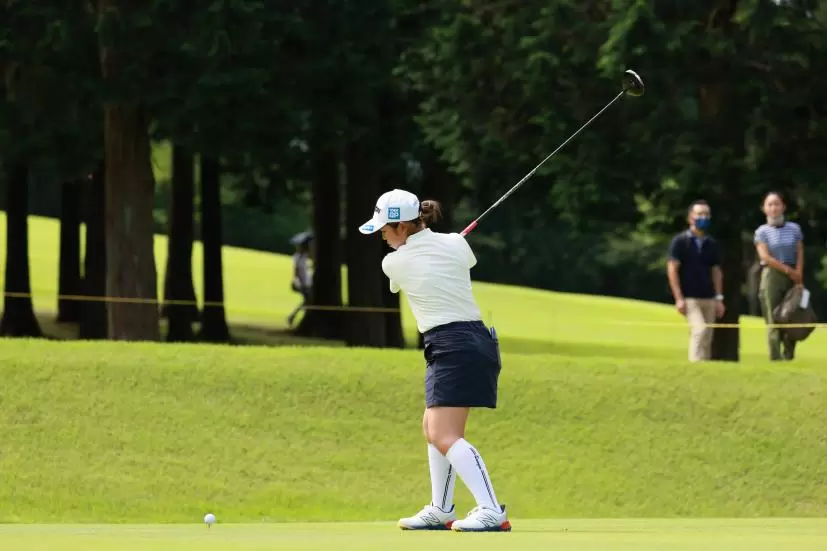 山下美夢有のドライバースイング（斜め前方）連続写真【CATレディス2022】