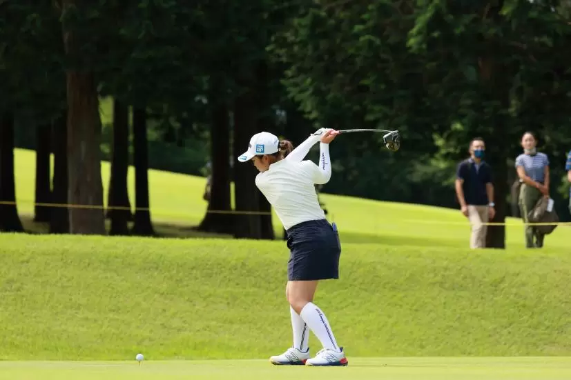 山下美夢有のドライバースイング（斜め前方）連続写真【CATレディス2022】