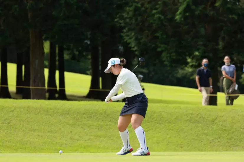 山下美夢有のドライバースイング（斜め前方）連続写真【CATレディス2022】