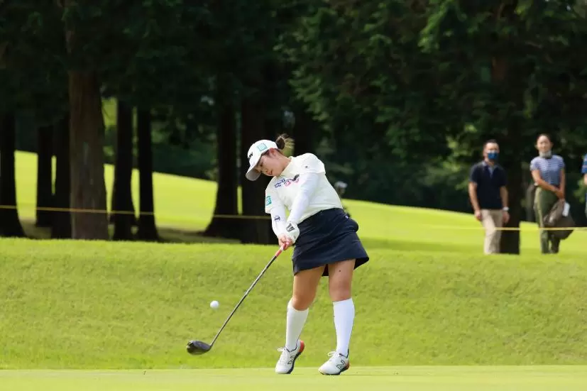 山下美夢有のドライバースイング（斜め前方）連続写真【CATレディス2022】
