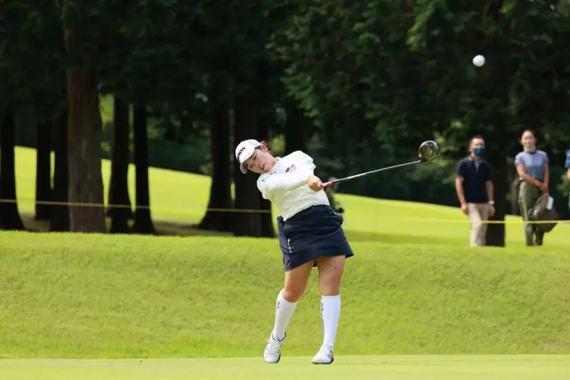 山下美夢有のドライバースイング（斜め前方）連続写真【CATレディス2022】
