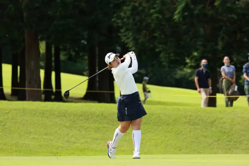 山下美夢有のドライバースイング（斜め前方）連続写真【CATレディス2022】