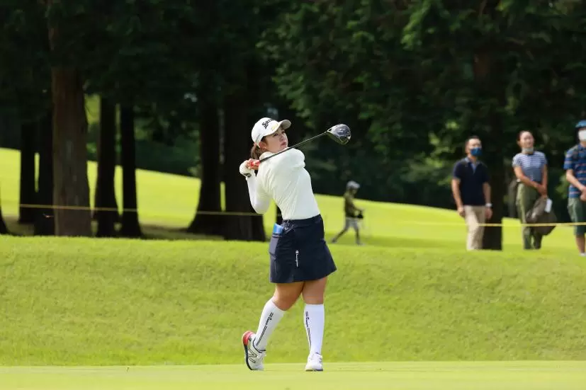 山下美夢有のドライバースイング（斜め前方）連続写真【CATレディス2022】