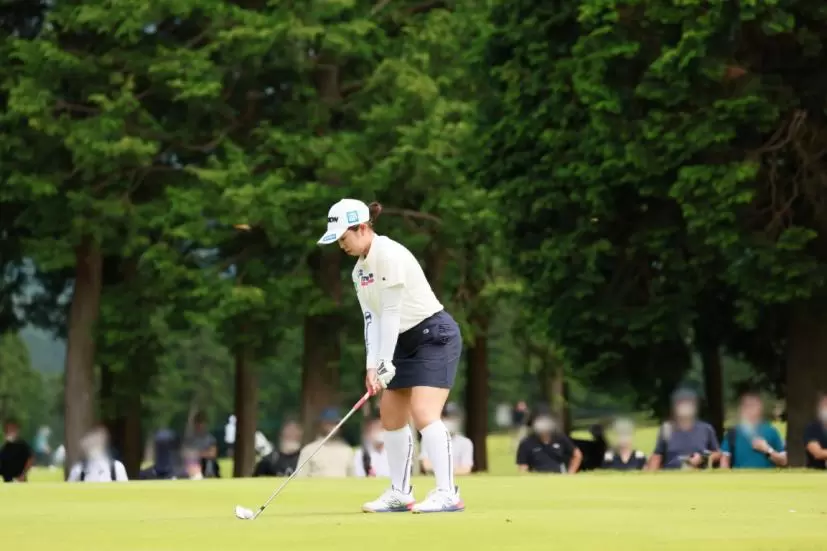 山下美夢有のアイアンスイング（斜め前方）連続写真【CATレディス2022】