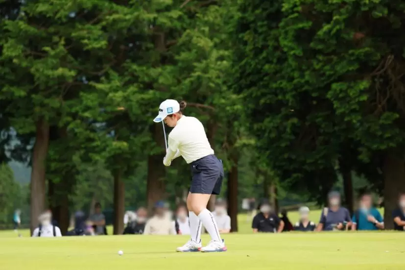 山下美夢有のアイアンスイング（斜め前方）連続写真【CATレディス2022】