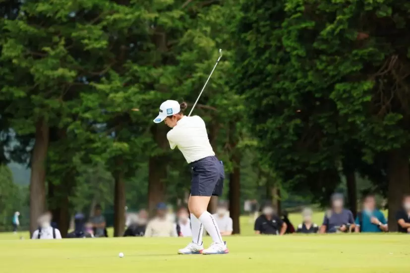 山下美夢有のアイアンスイング（斜め前方）連続写真【CATレディス2022】