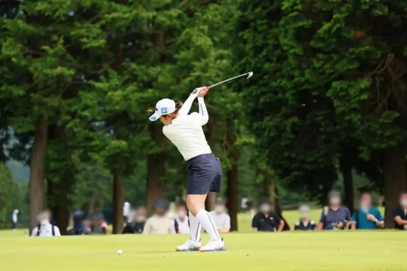 山下美夢有のアイアンスイング（斜め前方）連続写真【CATレディス2022】