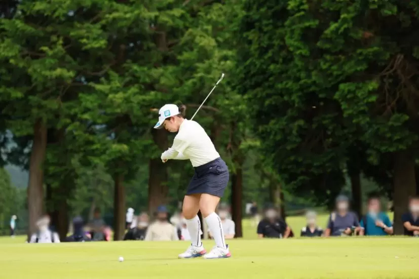 山下美夢有のアイアンスイング（斜め前方）連続写真【CATレディス2022】