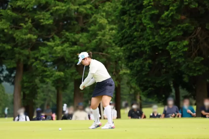 山下美夢有のアイアンスイング（斜め前方）連続写真【CATレディス2022】