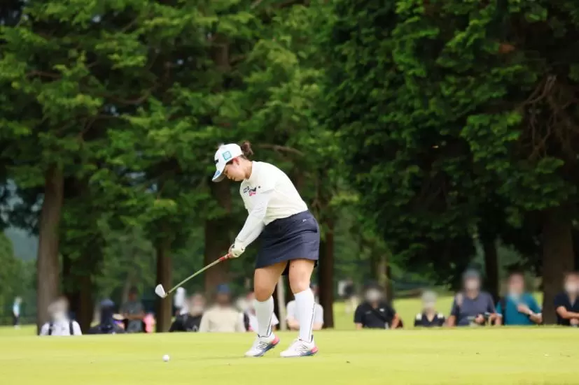 山下美夢有のアイアンスイング（斜め前方）連続写真【CATレディス2022】