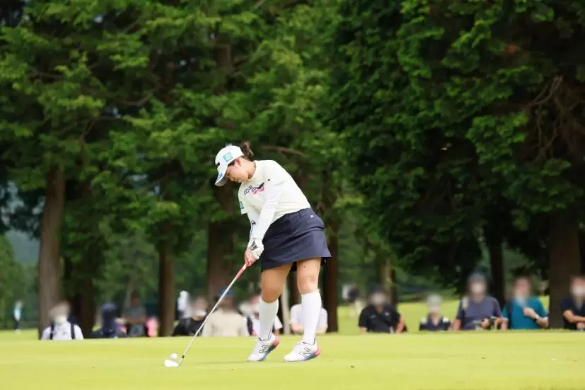 山下美夢有のアイアンスイング（斜め前方）連続写真【CATレディス2022】