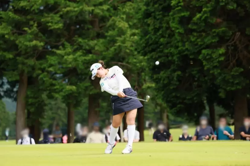 山下美夢有のアイアンスイング（斜め前方）連続写真【CATレディス2022】