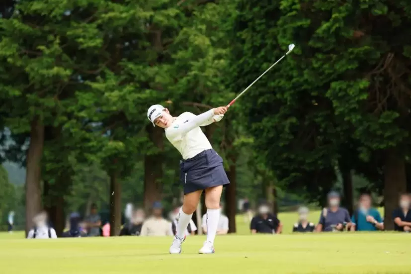 山下美夢有のアイアンスイング（斜め前方）連続写真【CATレディス2022】