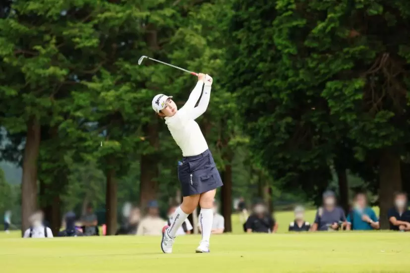 山下美夢有のアイアンスイング（斜め前方）連続写真【CATレディス2022】