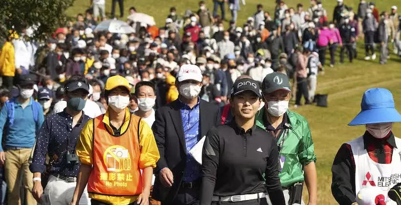 大ギャラリーを引き連れてプレーをする渋野日向子