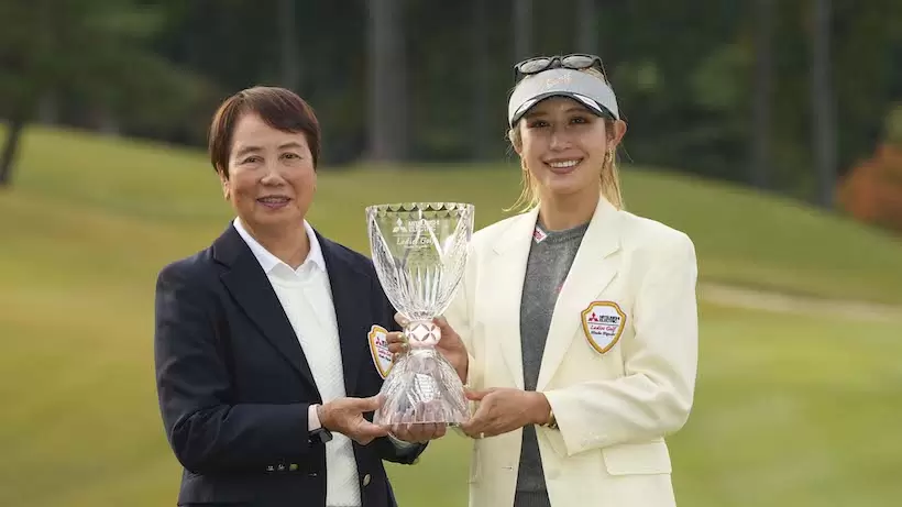 樋口久子氏と一緒に写真に治る金田久美子