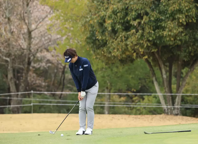 葭葉ルミのウェッジスイング（斜め前方）