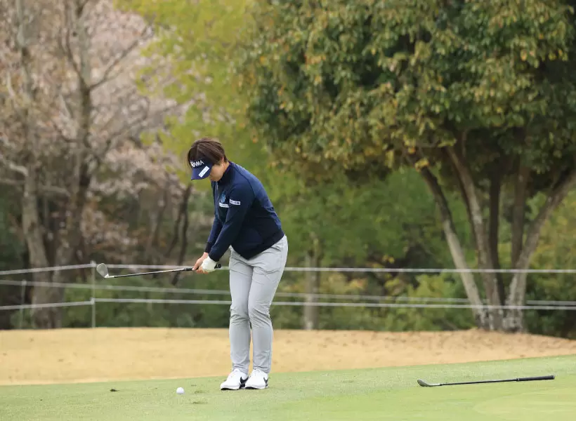 葭葉ルミのウェッジスイング（斜め前方）