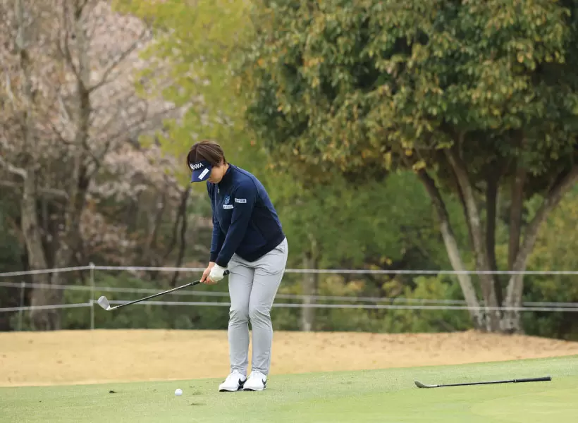 葭葉ルミのウェッジスイング（斜め前方）