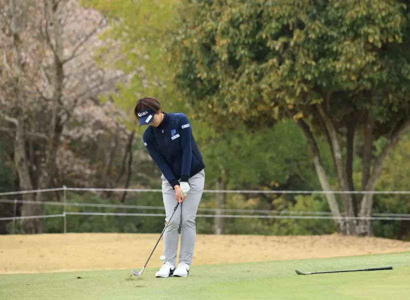 葭葉ルミのウェッジスイング（斜め前方）