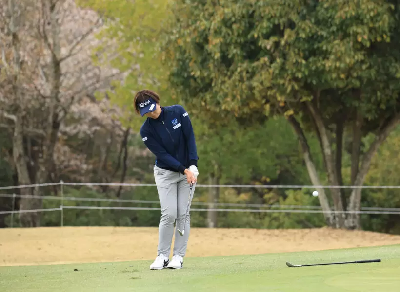 葭葉ルミのウェッジスイング（斜め前方）