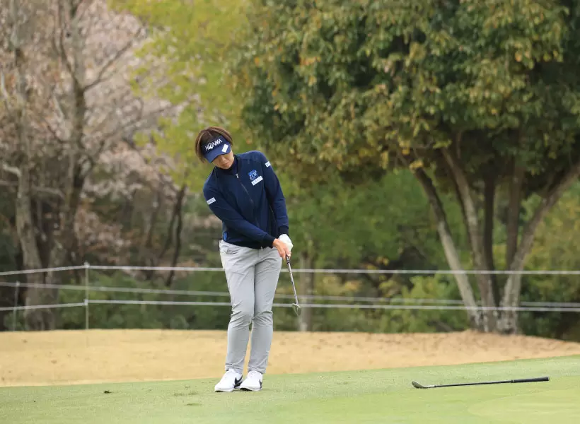 葭葉ルミのウェッジスイング（斜め前方）