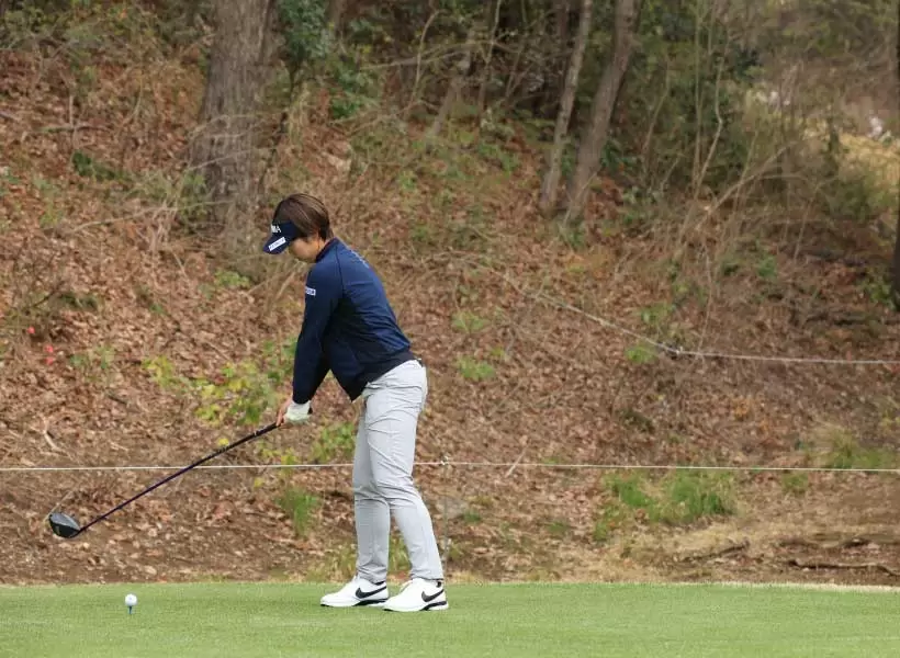 葭葉ルミのドライバースイング（斜め前方）