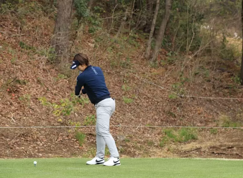 葭葉ルミのドライバースイング（斜め前方）