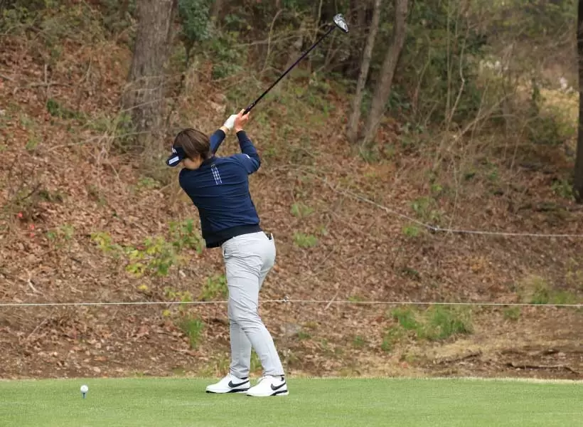 葭葉ルミのドライバースイング（斜め前方）