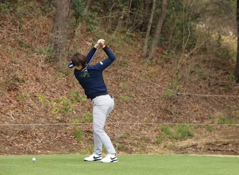 葭葉ルミのドライバースイング（斜め前方）