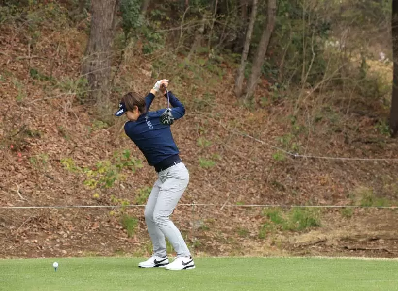 葭葉ルミのドライバースイング（斜め前方）