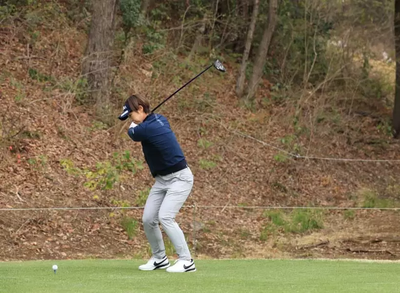 葭葉ルミのドライバースイング（斜め前方）