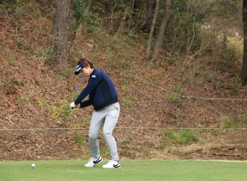 葭葉ルミのドライバースイング（斜め前方）