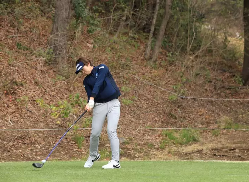 葭葉ルミのドライバースイング（斜め前方）