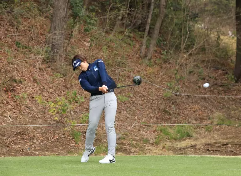 葭葉ルミのドライバースイング（斜め前方）