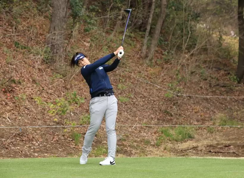 葭葉ルミのドライバースイング（斜め前方）